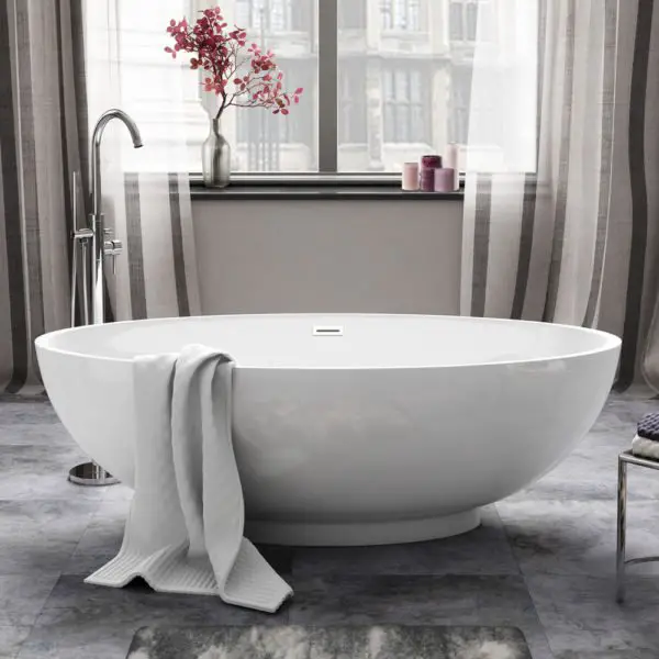 Smooth lines enhance this bathtub (ebay.co.uk)