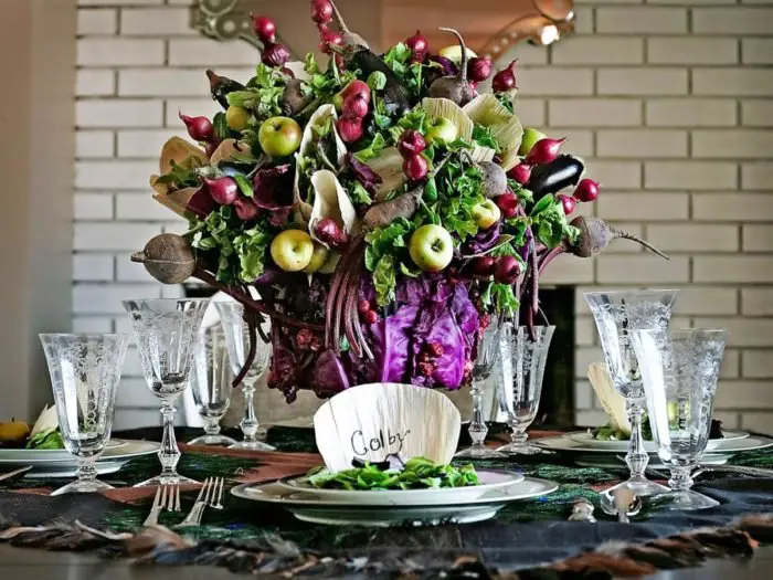 For more color in your fall décor, bring in fruits and greenery (HGTV)