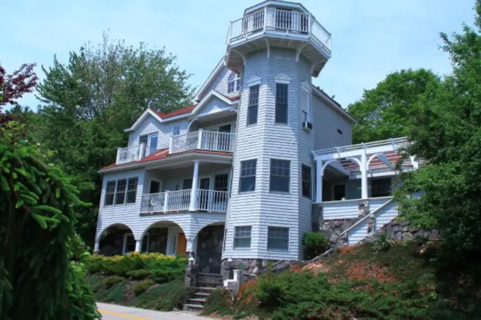 Stunning lighthouse home (homeaway.com)