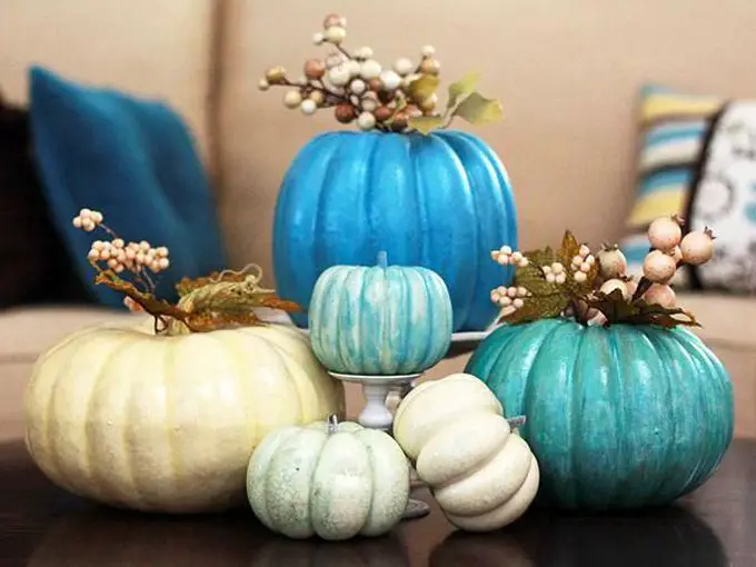 Painted pumpkins perk up this fresh fall décor (Pinterest)