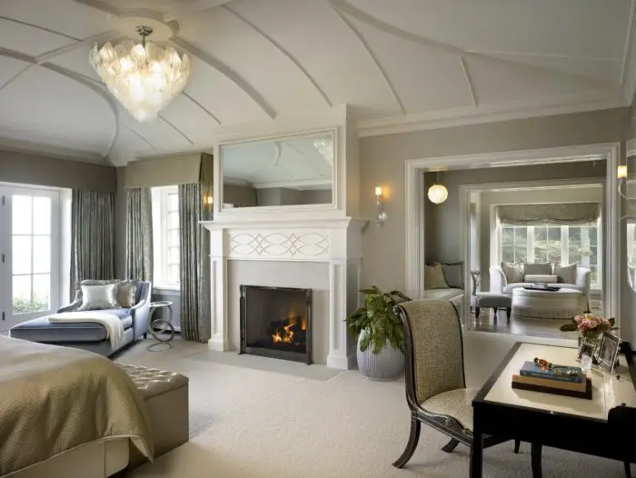 Soft colors and sophisticated furnishings enhance this cozy bedroom (syonpress.com)