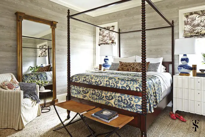 Relaxing and elegant bedroom (Summer Thornton Design)