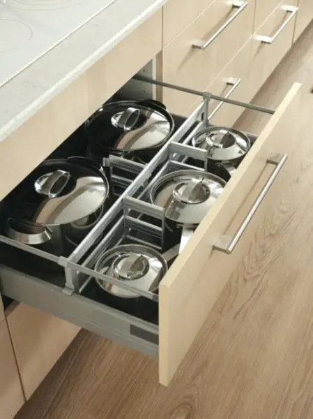 Find pot lids quickly with a specialty drawer (creepingthyme.com)