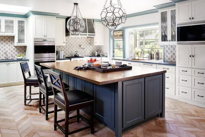 A blue kitchen island enhances this kitchen (decorpad.com)