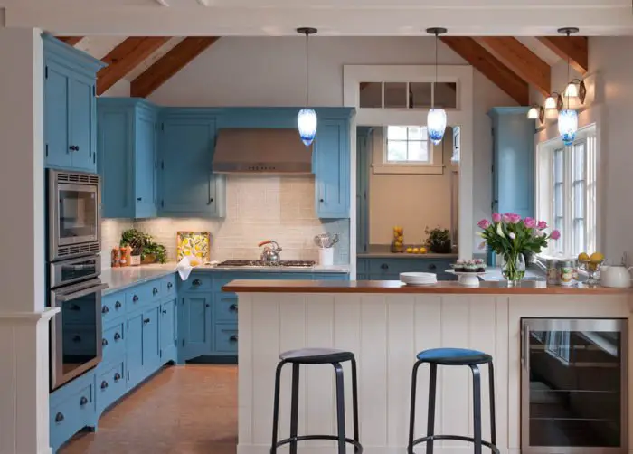 Freshen a kitchen with blue cabinets (freshome.com)