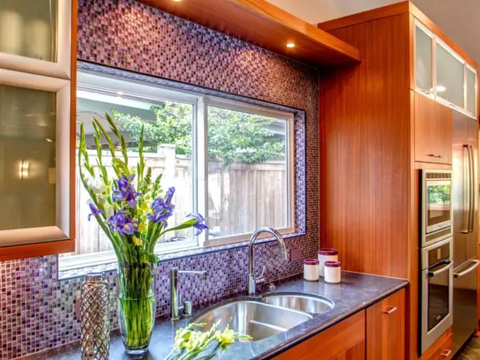 A colorful tile accent wall pops with character in this kitchen (HGTV)