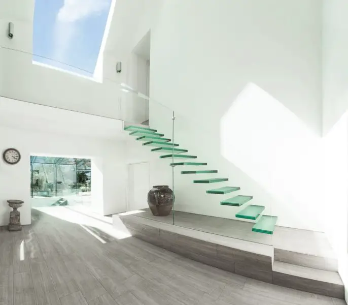 Barely-there glass steps (homedit.com)