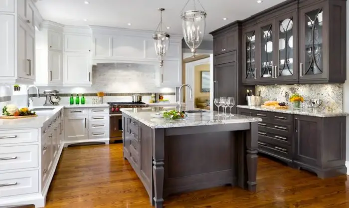 Using two-toned cabinetry in the kitchen adds character and style (homedit.com)