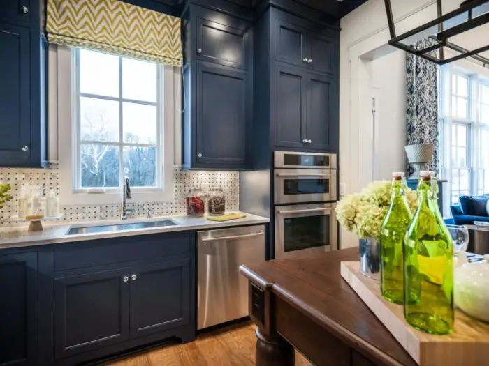 Blue cabinetry brings a kitchen to life (midcityeast.com)