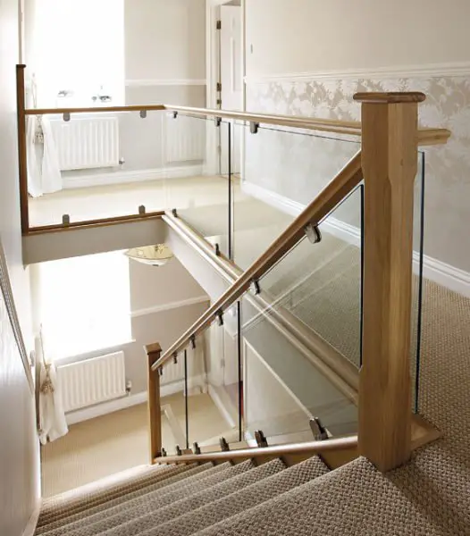Wood trimmed glass railing (modern-glass.co.uk)