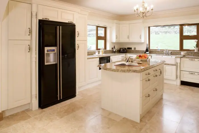 Cream kitchens are on trend for 2019 (stagecoatchdesigns.com)