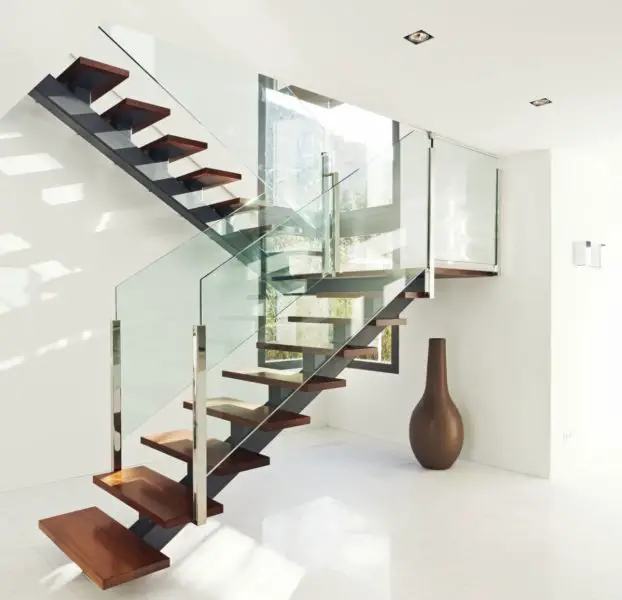 Dark wood steps are a stylish contrast to glass (thewowdecor.com)