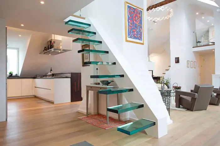 An open glass staircase is fresh and modern (Trendir.com)