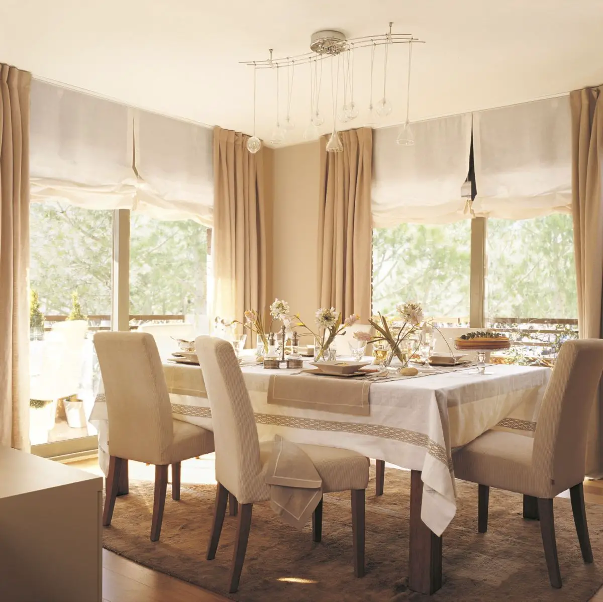 Dining room in beige tones. Dare to combine!